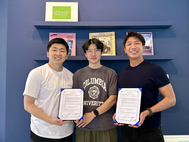 왼쪽부터 폰드메이커스 박이래 대표와 김태일 총괄디렉터(가운데), 리웨이뮤직앤미디어 이지형 대표(오른쪽)가 업무협약 체결 후 기념사진을 촬영하고 있다