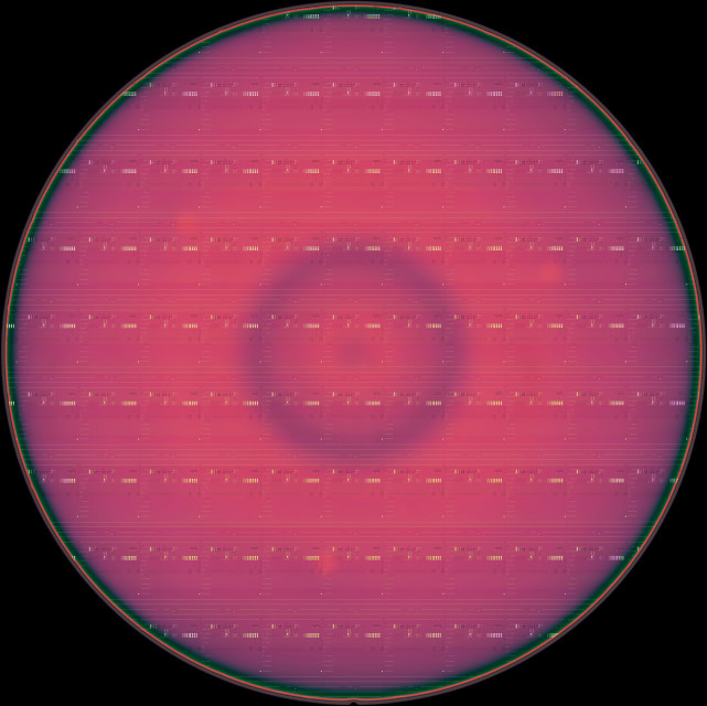 엑시트론의 300mm GaN-on-Si 웨이퍼를 imec이 p-GaN 식각 후 KLA 코퍼레이션의 8 시리즈CIRCLTM 검사 장비에서 분석하는 모습