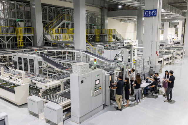 ‘현대차그룹-NTU-A*STAR 기업 연구소(Hyundai-NTU-A*STAR Corporate Lab)’ 연구원들이 HMGICS에서 연구하는 모습