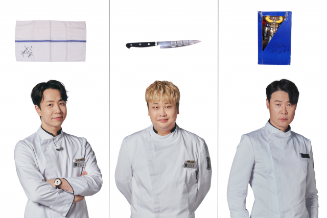 왼쪽부터 손종원 셰프가 기증한 ‘반려 수건’, 윤남노 셰프가 기증한 요리용 칼, 최현석 셰프가 기증한 피규어(제공=JTBC·위스타트)