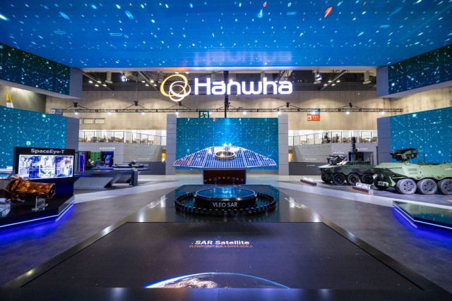 일산 킨텍스에서 열린 ADEX 2025 한화 부스에 전시된 한화시스템의 VLEO UHR SAR 위성 목업