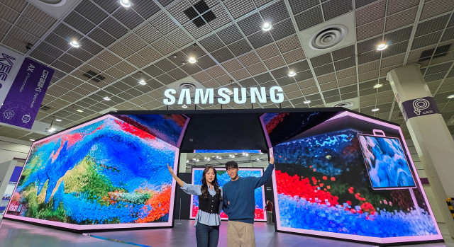 삼성전자가 서울 코엑스(COEX)에서 열리는 ‘KES 2025(한국전자전)’에 참가해 주거부터 교육, 비즈니스까지 다양한 환경 속에서 일상을 혁신하는 최신 AI 제품과 기술을 선보인다