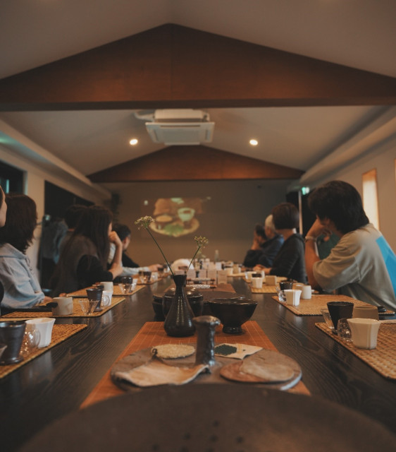 고객들이 회수다옥의 맡김차림을 즐기고 있다