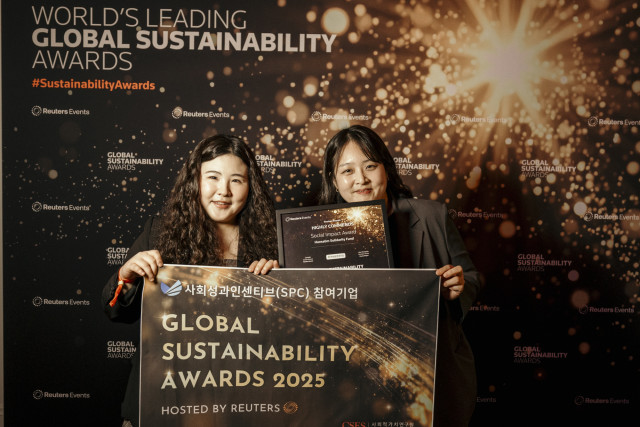 2025 로이터 글로벌 지속가능성 어워드 시상식에서 ‘사회적 임팩트 부문 우수상(Social Impact Award Highly Commended)’을 수상한 한살림연대기금을 대신해 사회적가치연구원이 대리 수상했다