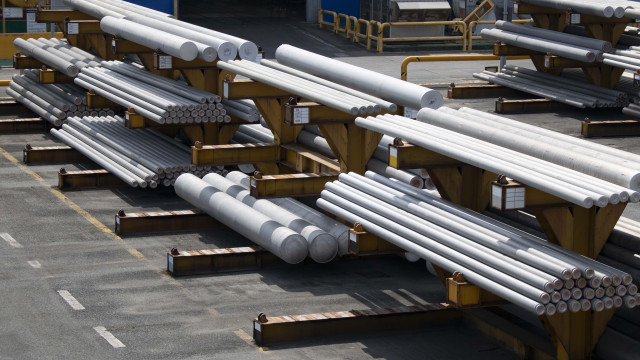 세아항공방산소재의 다양한 크기의 고강도 알루미늄 소재가 야적장에 적재돼 있다