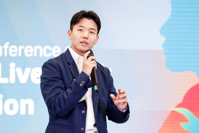 핑크패커 정진 대표가 이탈리아 로마에서 열린 FAO 주관 ‘Global Conference on Sustainable Livestock Transformation 2025’에서 ‘글로벌 Top 10 피칭팀’ 에 선정돼 발표하고 있다