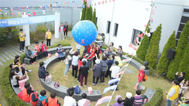 제1회 다문화축제 ‘금정에서 시작하는 지구별 - First Mosaic Festa’ 피날레 퍼포먼스