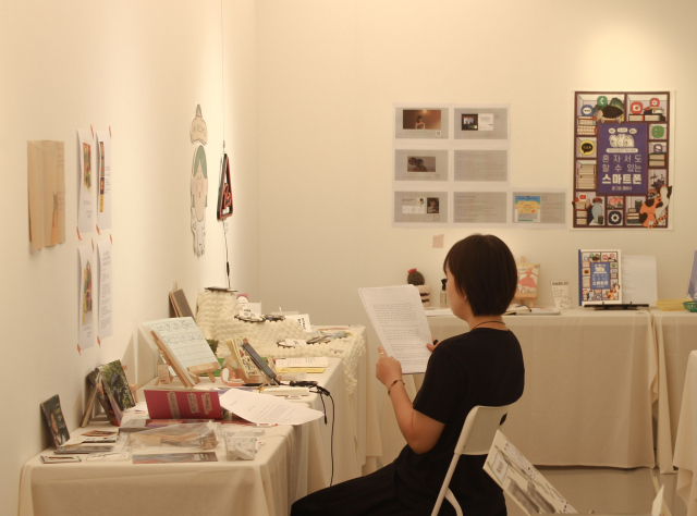 전시를 찾은 관람객