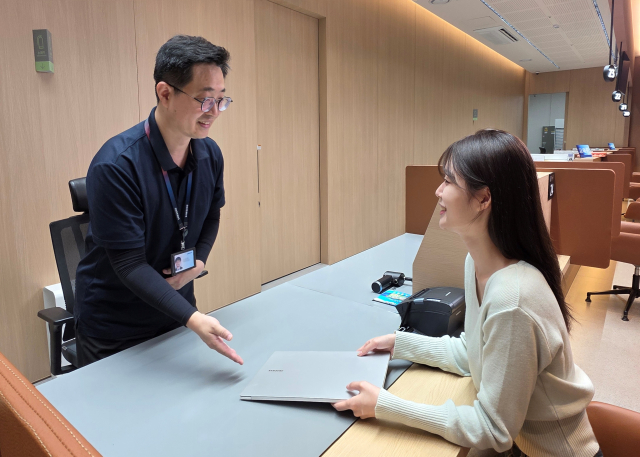 고객이 삼성전자서비스의 전문 엔지니어에게 삼성 노트북 무료점검을 받고 있다