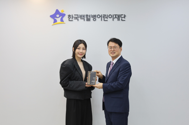 KCLF 아너스클럽 위촉식 기념사진. 왼쪽부터 장지윤 이경민포레 대표, 서선원 한국백혈병어린이재단 사무총장(제공=한국백혈병어린이재단)