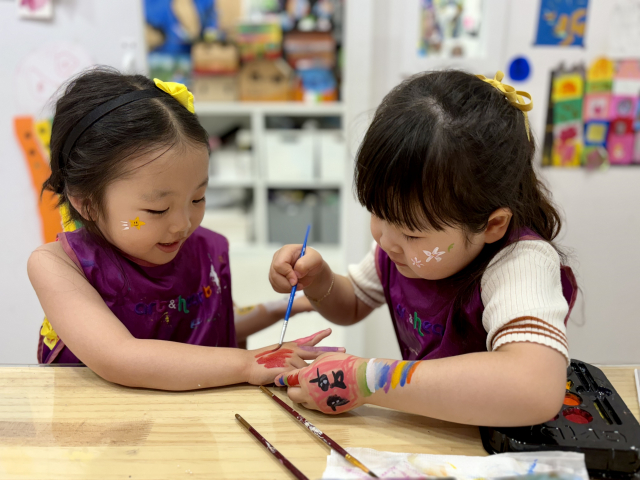 손에 직접 그림을 그리며 부드러운 물감과 붓의 질감을 직접 피부로 느끼고 정서적인 안정감, 호기심도 충족시킬 수 있는 ‘아주 특별한 도화지’ 키즈 프로그램