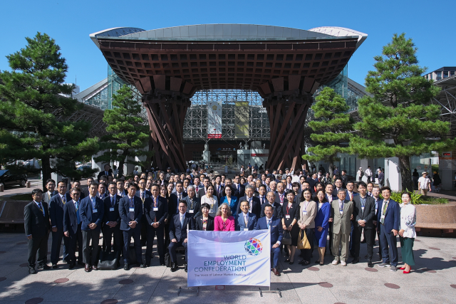 2025년 제19회 세계고용연맹 동북아시아지역회의에 참석한 한국·중국·일본 대표단들이 단체사진을 촬영하고 있다