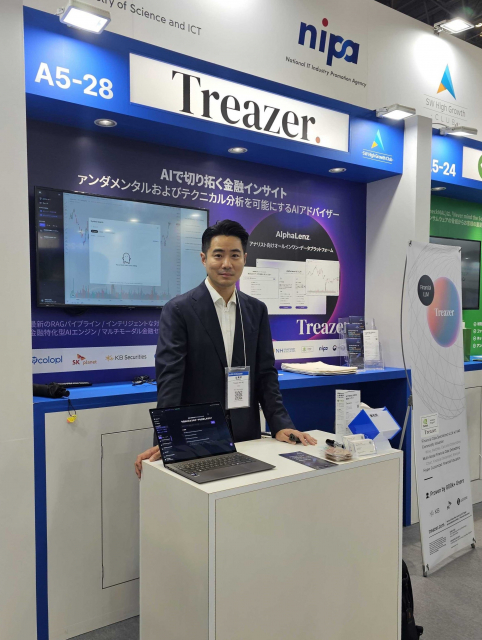 Japan IT Week 2025 한국 공동관에서 AI 금융 플랫폼 ‘AlphaLenz’를 소개하고 있는 모습