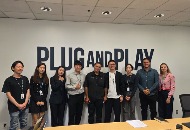 에이아이브의 plug and play 담당자(오른쪽 세번째)를 비롯해 plug and play의 글로벌 엑셀러레이팅 프로그램에 참가한 국내 기업 담당자들이 기념사진을 촬영하고 있다