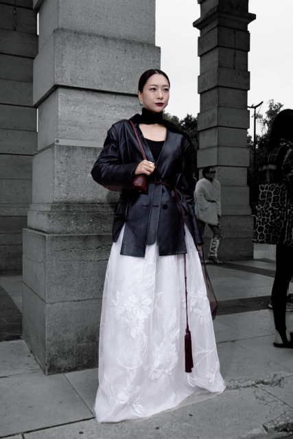 로에베 컬렉션을 찾은 배선영. 가죽 재킷에 자수 한복 스커트를 매치해 한복의 곡선미를 현대적으로 해석했다