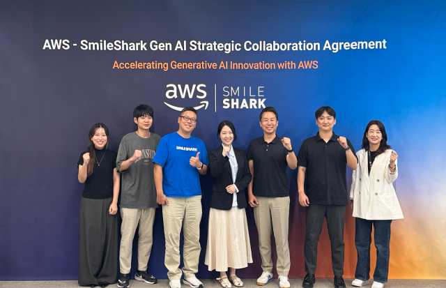 왼쪽부터 류예지 스마일샤크 파트너 매니저, 함동식 스마일샤크 파트너 매니저, 장진환 스마일샤크 대표, 박소진 AWS 파트너 개발 매니저, 허정열 AWS코리아 파트너 사업 총괄, 김무원 스마일샤크 파트너팀 리드, 최정임 AWS Principal Partner Consultant