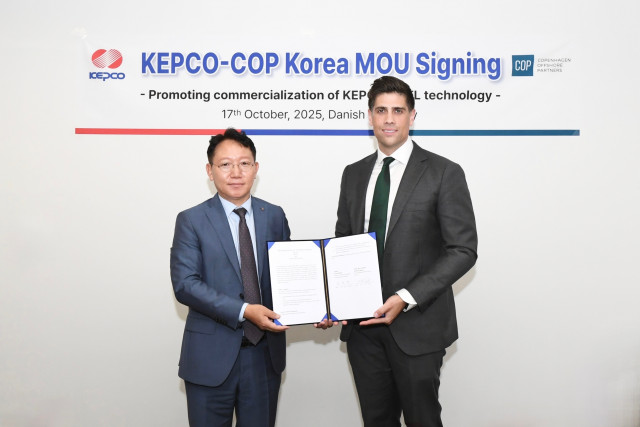 17일 주한 덴마크 대사관 사무소에서 진행된 해저케이블 고장점 탐지 기술 도입을 위한 업무협약 체결식에서 문일주 한국전력 기술혁신본부장(왼쪽), 조나단 스핑크 COP코리아 대표가 기념촬영을 하고 있다