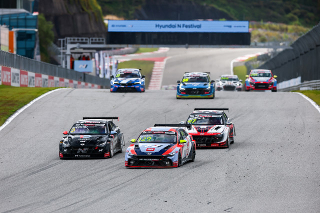 2025 TCR 월드투어 한국 레이스에서 질주하는 현대자동차 ‘BRC 현대 N 스쿼드라 코르세(Squardra Corse)’ 팀 ‘더 뉴 엘란트라 N TCR’ 경주차