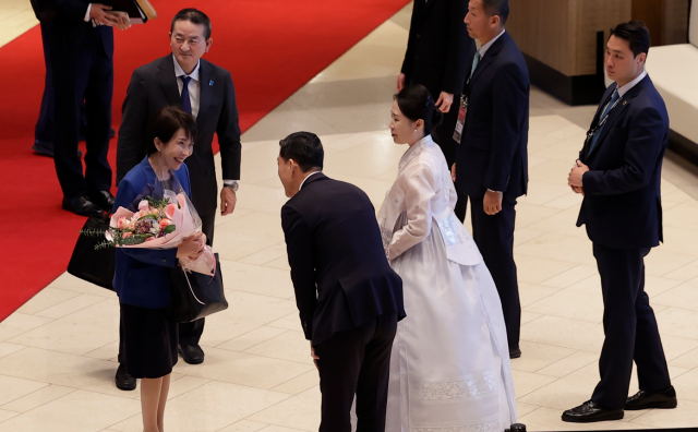 10월 30일 APEC 정상회의 참석을 위해 방한한 다카이치 사나에 일본 총리가 라한셀렉트 경주에 도착한 뒤 인사를 나누고 있다