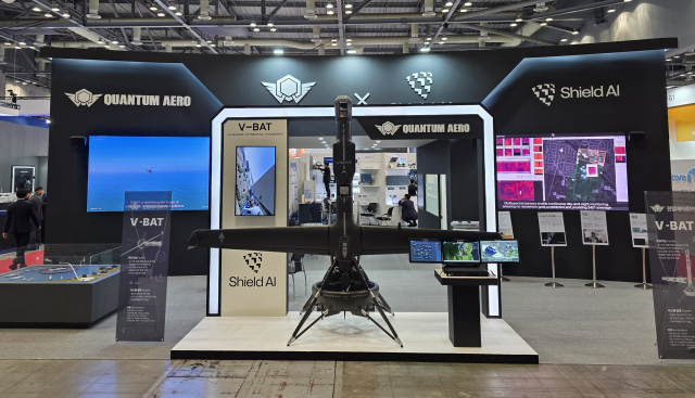 퀀텀에어로와 미국 방산 AI 기업 Shield AI가 ‘ADEX 2025’ 공동 부스에서 차세대 AI 자율항공기 ‘V-BAT’을 전시하고 있다