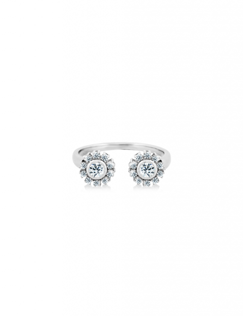 아테나즈(ATHENAS) ‘The Eyes of Wisdom’ 더블 아이 링. 지혜의 여신 아테나의 부엉이 눈에서 영감을 받은 디자인으로, 두 개의 랩그로운 다이아몬드가 균형을 이루며 세상의 통찰과 내면의 확신을 상징한다. 18K 화이트 골드 소재