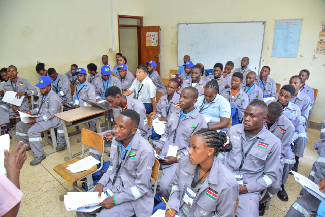 10월 1일 우간다 수도 캄팔라에 위치한 은틴다 직업훈련원에서 열린 ‘동아프리카 기술교류회’에서 ‘학생 기능경기대회’에 참여하는 동아프리카 6개국 학생들이 오리엔테이션에 적극 임하고 있다