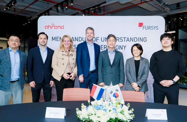 퍼시스그룹과 로열아렌트의 전략적 업무협약(MOU) 체결식에서 롤프 뵈르스푸이 로열아렌트 대표(왼쪽부터 네 번째)와 손태희 퍼시스그룹 총괄사장(오른쪽부터 세 번째)을 비롯한 양사 관계자들이 기념촬영을 하고 있다