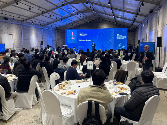 자이스 코리아 정현석 대표가 웰컴 스피치를 하고 있다