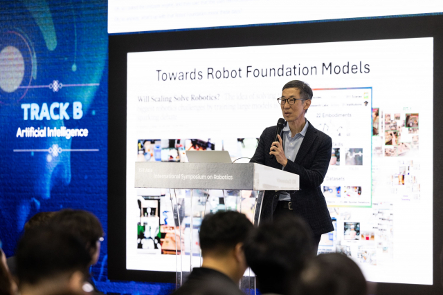 국제로봇비즈니스컨퍼런스(국제로봇심포지엄)에서 서울대 박종우 교수가 발표하고 있다