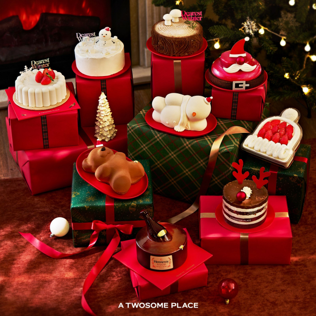 투썸플레이스 2025 홀리데이 시즌 케이크 라인업. 맨 윗줄 왼쪽에서 첫 번째 ‘화이트 체리 샤를로뜨’, 왼쪽에서 네 번째 ‘샤이닝 산타’