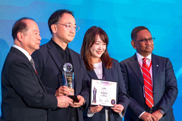 LG CNS 디지털AX담당 이승찬 상무(왼쪽에서 두 번째)가 11일 대만 타이베이에서 열린 ‘아시아·오세아니아 정보산업기구(ASOCIO) 어워드 2025’에서 ‘ESG 어워드’를 수상하는 모습