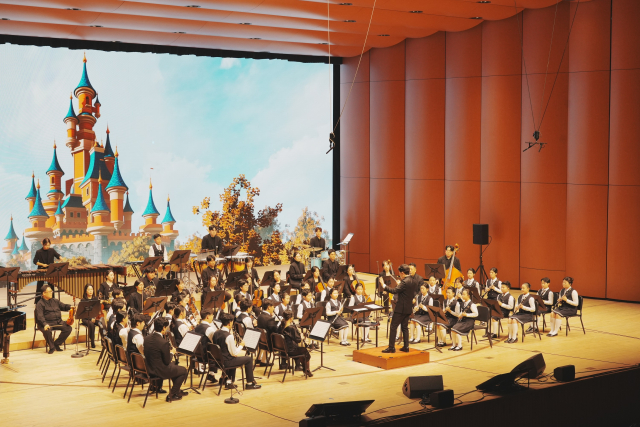 지난 22일 토요일 KBS홀에서 열린 ‘우리금융X사랑의달팽이 클라리넷앙상블 제20회 정기연주회’에서 청각장애 유소년으로 구성된 단원들이 연주를 하고 있다