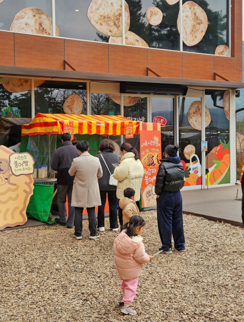 감자밭 춘천 매장의 붕어빵 매대에 ‘감자붕어빵’을 구매하기 위한 시민들이 줄지어 있다