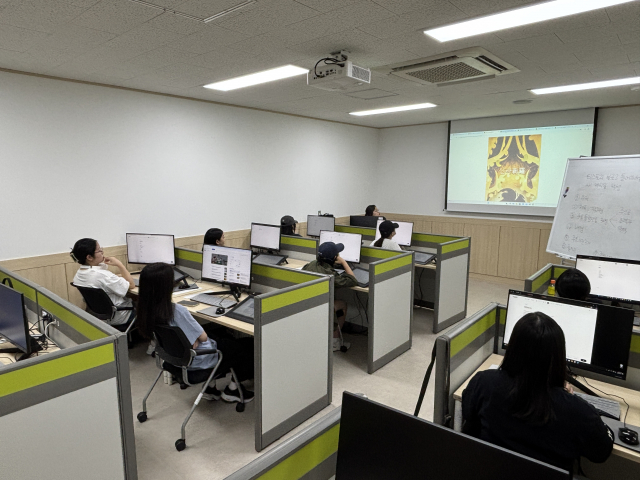 ‘웹툰, 꿈을 그리다’ 프로젝트에 참가한 청소년들이 웹툰작가(강사)로부터 웹툰 제작 전문교육을 받고 있다
