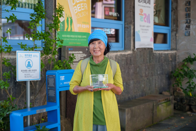 제주 헤리티지 공로상 수상자 서명숙. 제주올레 이사장 서명숙 수상자는 지난 18년간 제주 올레길 437km를 순수 민간 주도로 조성하며 제주 도보 여행 문화를 정착시키는 데 기여했다. 또한 ‘클린올레’ 캠페인을 통해 탐방객 참여형 환경 보전 활동을 확산하고 ‘손심엉 올레’ 등 사회적 약자 참여 프로그램을 운영하며 모두가 함께하는 지속가능한 제주 관광 모델을 구축했다. 현재는 일본과 몽골 등 해외 지역에 올레길 모델을 전파하여 제주형 생태관광의 