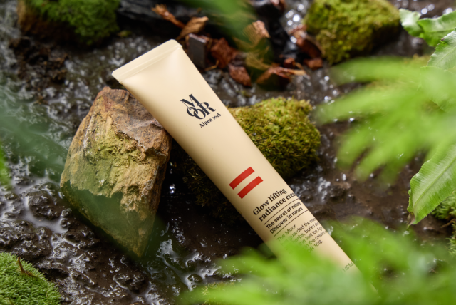 무어 늪과 알펜무어1618 ‘글로우 리프팅 래디언스 크림’