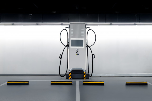 고양 현대모터스튜디오에 설치된 EV-Q 인증을 획득한 200kW 양팔형 E-pit 충전기