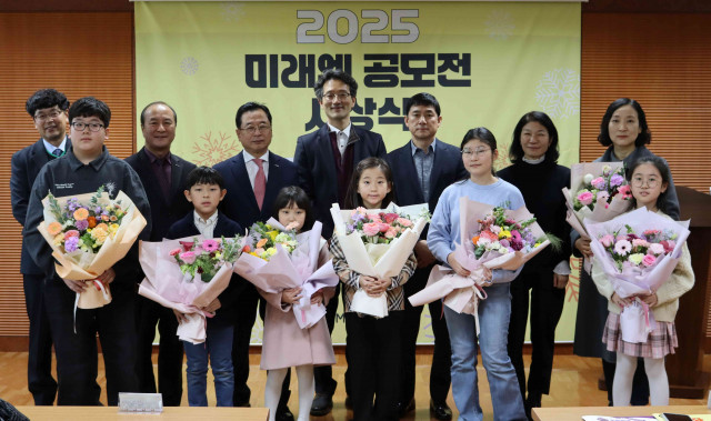 ‘제10회 초등학생 톡톡 손글씨 공모전’ 및 ‘제9회 미래엔 창작 글감 공모전’ 시상식 단체 기념사진(제공=미래엔)