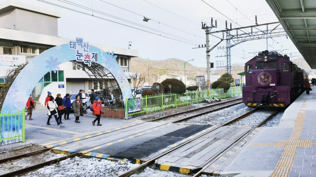GS샵이 12월 24일(수) 오후 3시 35분에 국내 철도 여행 대표 전문 여행사로 꼽히는 홍익여행사와 강원 태백 눈꽃열차 여행 상품을 선보인다