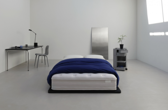 슬로우베드가 미디엄 소프트·하드 양면 구조로 호응을 얻은 온라인 전용 ‘이브닝 리버서블’ 매트리스에 퀸(Q)·킹(K) 사이즈를 추가 출시했다