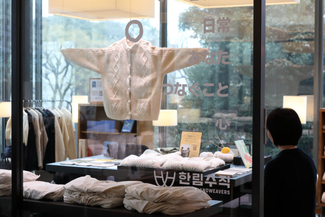 제주 로컬 브랜드 한림수직이 도쿄 츠타야 다이칸야마 T-SITE에서 2026년 1월 23일까지 ‘복원된 가치, 오늘의 관계’  팝업 전시를 진행한다