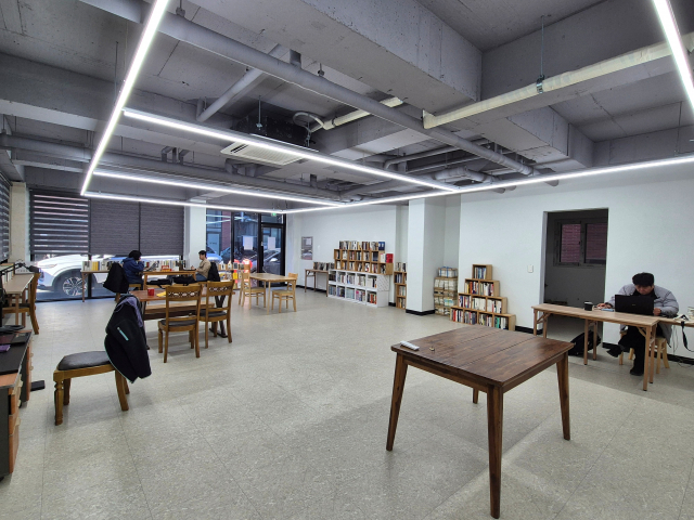 라면먹는도서관 내부 전경