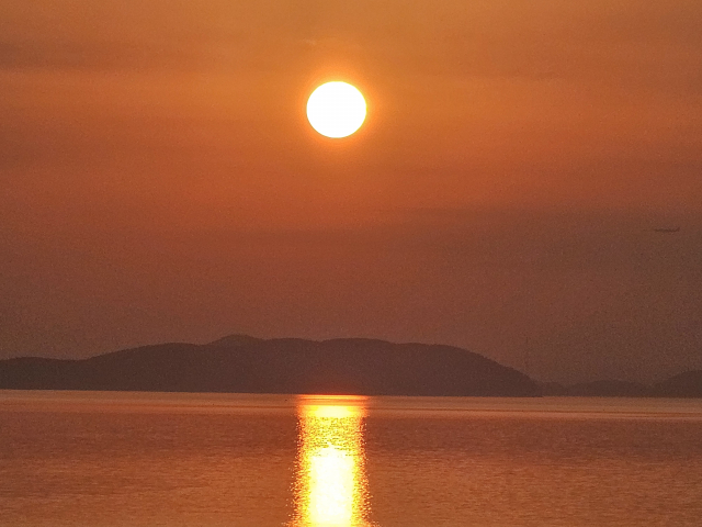 해넘이와 해돋이를 동시에 즐길 수 있는 강화도 섬속섬 동검도에서 새해 맞이 송년 이벤트와 사진컨테스트가 을사년 마지막날 저녁부터 병오년 아침까지 열린다. 여행객 누구나 무료로 참여할 수 있다