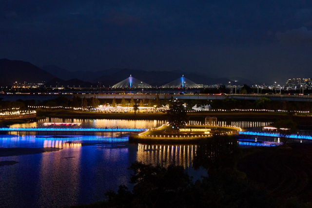 ‘2025 별바다부산 나이트 마켓’이 진행 중인 화명생태공원 일대의 야경