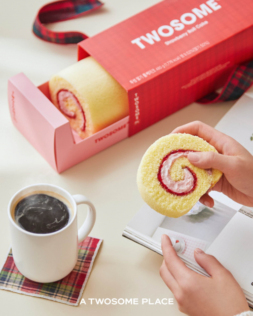 투썸플레이스, 딸기의 상큼함을 한 겹에 담은 ‘투썸 딸기 롤케이크’ 출시