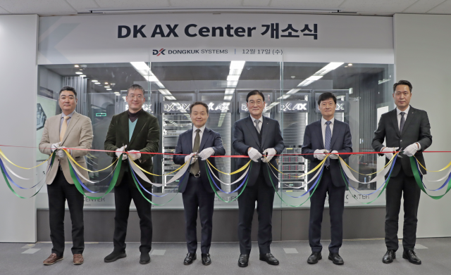 왼쪽부터 고상봉 동국시스템즈 DX솔루션 본부장, Negishi Fumiki VP&GM APJ HPC&AI GTM 매니저, 김영채 HPE 대표, 김오련 동국시스템즈 대표, 채기병 HPE 네트워크 총괄 매니저, 박상철 동국시스템즈 IT인프라영업본부장이 DK AX Center 개소식 커팅식에서 기념 촬영을 하고 있다