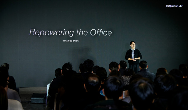 퍼플식스 스튜디오가 지난 5일 정동 1928 아트센터에서 개최한 ‘2025 오피스 세미나’에서 퍼플식스 스튜디오 이영준 총괄이 개회사를 하고 있다
