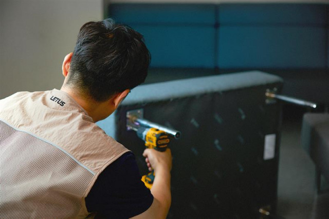 레터스의 설치 기사가 현장에서 프리미엄 설치 서비스를 제공하고 있다