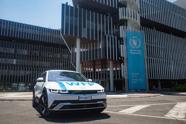 현대차는 UN 소속의 식량위기 대응 기구인 세계식량계획(WFP)에 아이오닉 5 차량 8대와 충전 인프라를 기증했으며, 기증 차량들이 구호 현장에서 활약하는 모습을 통해 기후위기 대응에 대한 공감대를 형성하는 영상을 공개했다