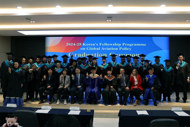 ‘ICAO 글로벌 항공정책 펠로십’ 학위수여식에서 참석자들이 기념촬영을 하고 있다